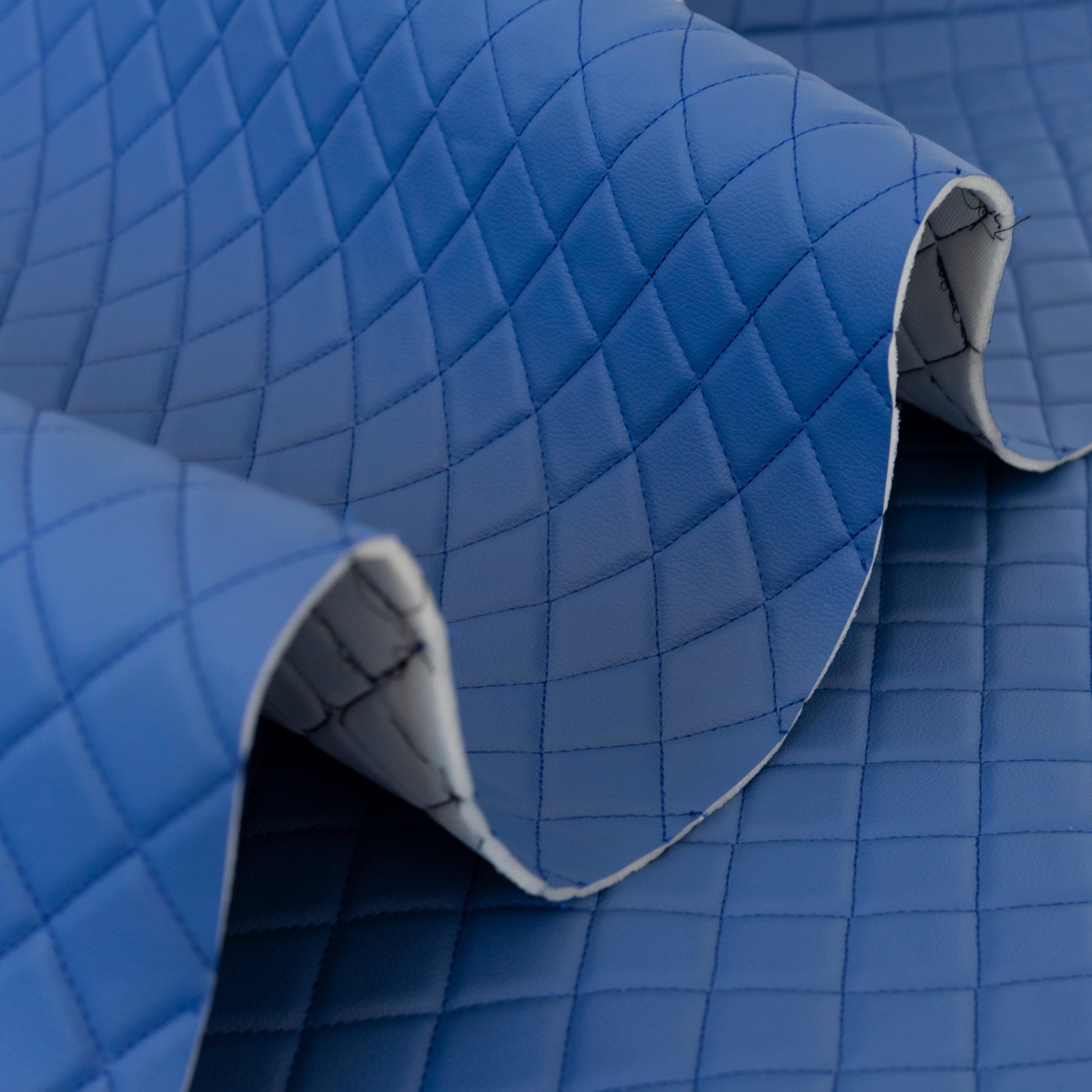 Piele Ecologica Auto albastra cu romburi si cusatura albastra cu Burete 4 mm